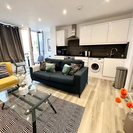 Lovely & Stylish 2 Bed Flat Close To Heathrow Yiewsley Eksteriør billede